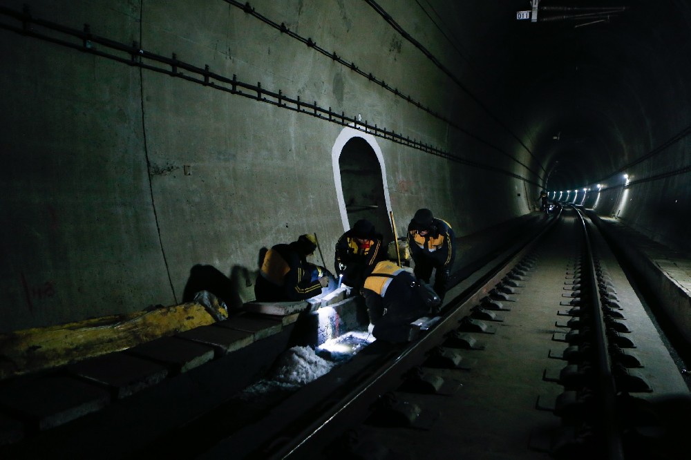 锦江铁路运营隧道病害现状